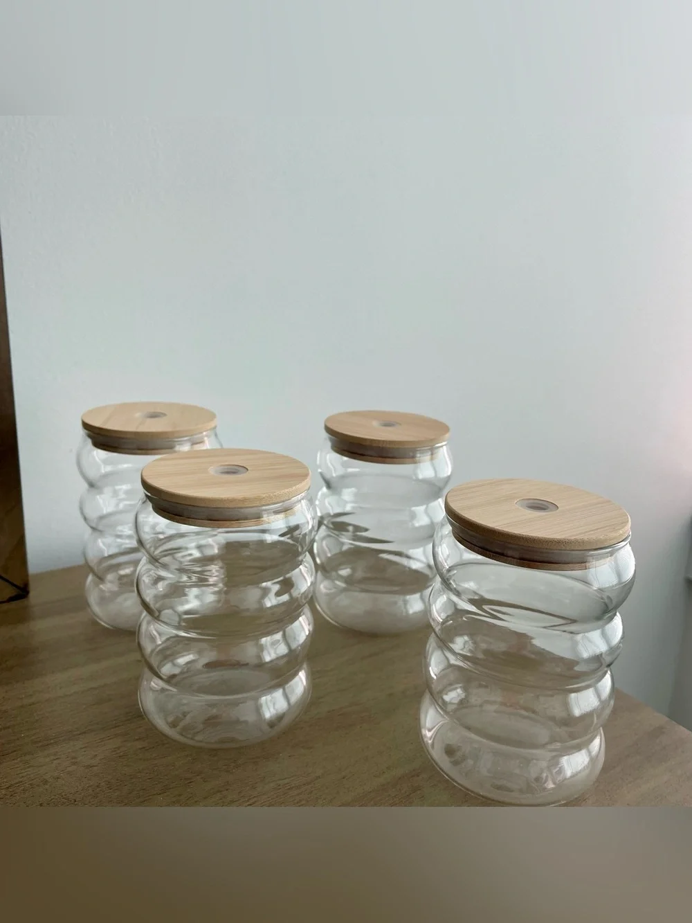 NWT Lilly Ribbed Glass Sippers with Bamboo Lids and Glass straws, 18 oz Set of 4
